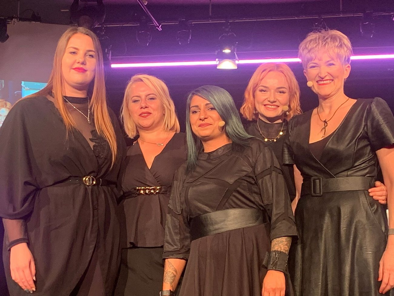 Team in Schwarz bei einer Schulung