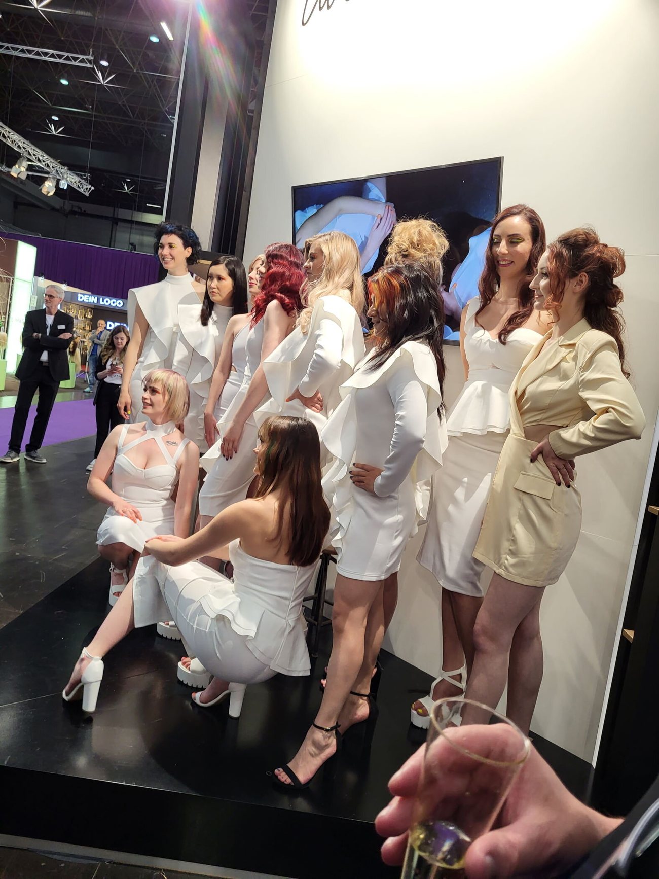 Team in Weiß bei einem Paul-Mitchell-Event
