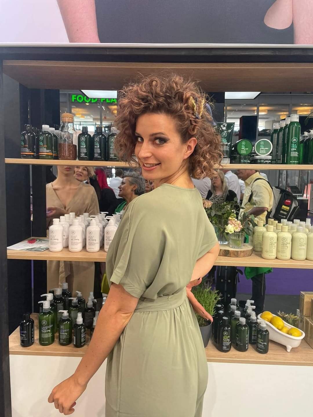 Claudia im Salon vor der Produktwand